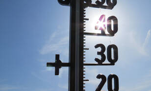Foto van thermometer die 37 graden aangeeft