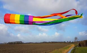 foto van een regenboog windvaan