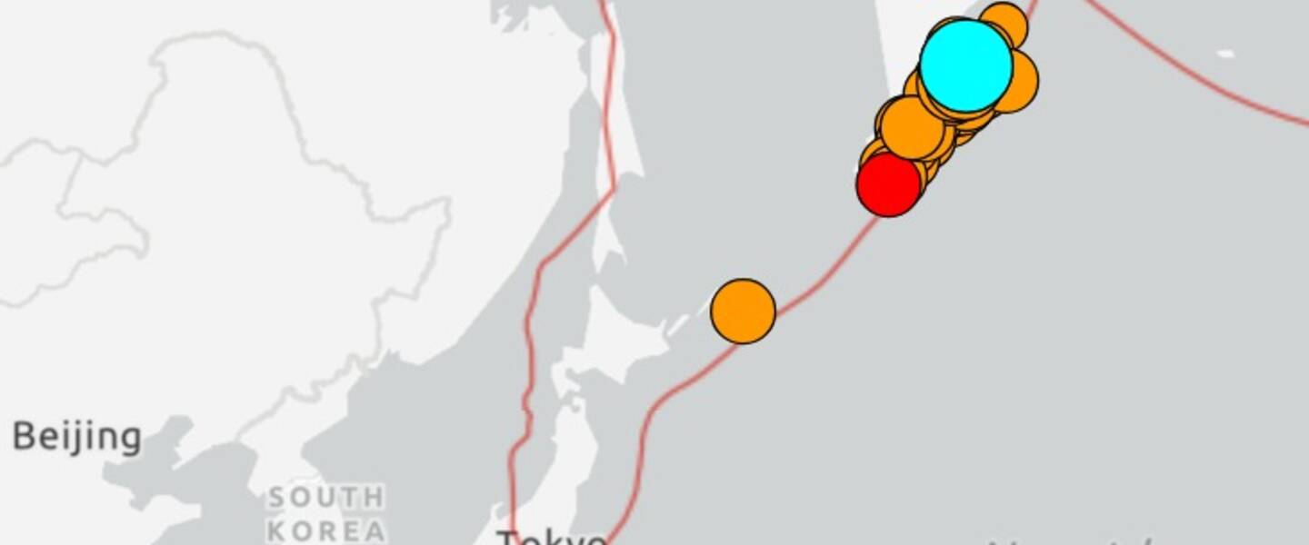 Figuur 1: de locatie van de aardbeving, de schok van 8.8 is de blauwe stip (bron: USGS)