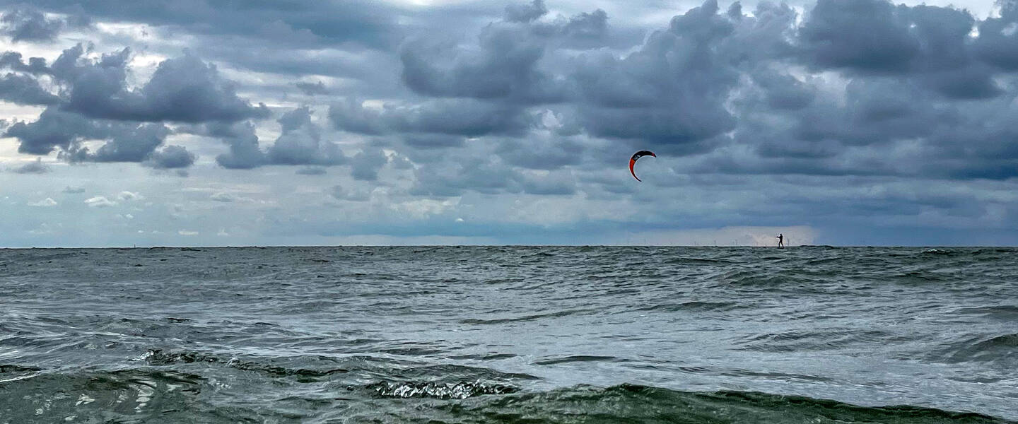 Windsurfer in de zee en golven 