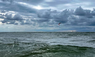 Windsurfer in de zee en golven 