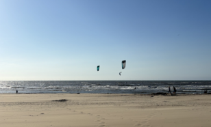 foto van het strand in Nederland in zomer 2025