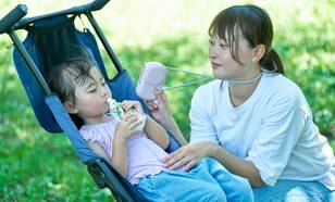 Moeder en kind in de schaduw om af te koelen