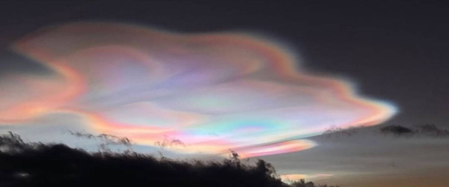 Parelmoerwolken gefotografeerd begin september 2025 in de schemering boven Ushuaia op het zuidelijkste puntje van Zuid-Amerika