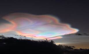Parelmoerwolken gefotografeerd begin september 2025 in de schemering boven Ushuaia op het zuidelijkste puntje van Zuid-Amerika