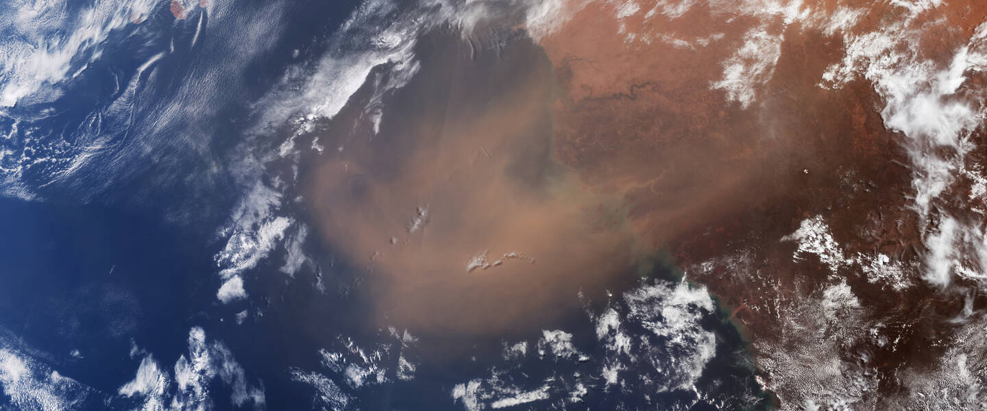 Satellietopname van een stofpluim uit de Sahara op 7 mei 2025