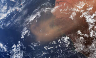 Satellietopname van een stofpluim uit de Sahara op 7 mei 2025