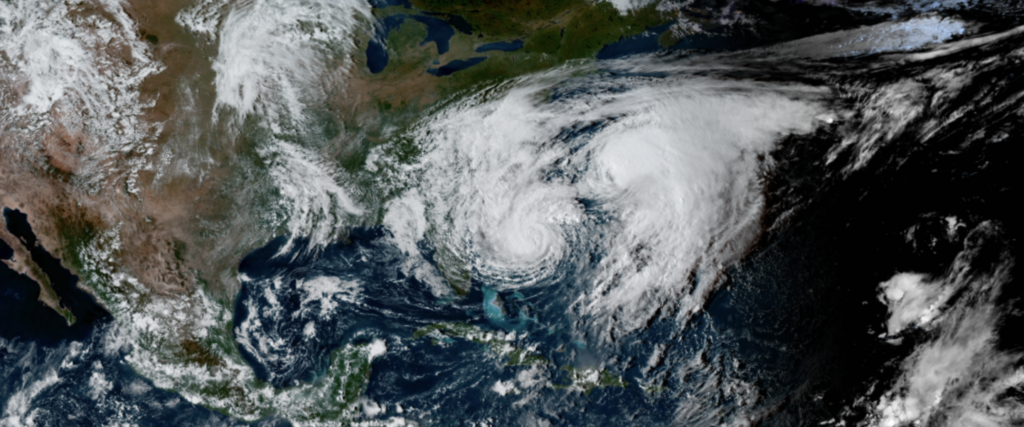 Beeld van twee orkanen