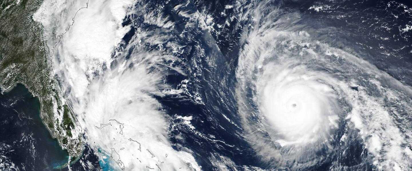 Satellietbeeld van de twee tropische orkanen Humberto en Imelda