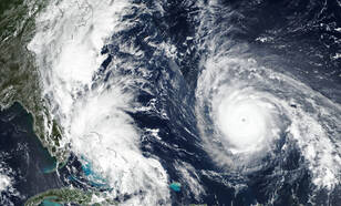 Satellietbeeld van de twee tropische orkanen Humberto en Imelda