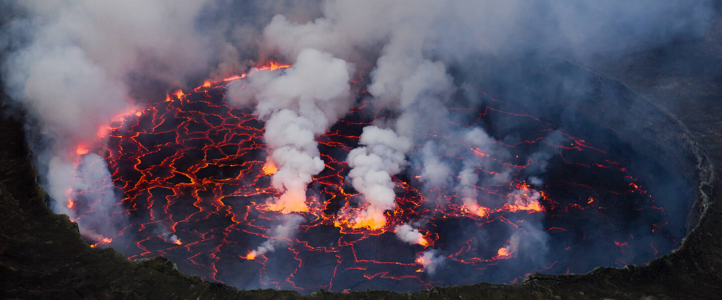 foto van het lavameer van de Nyiragongo vulkaan in Congo
