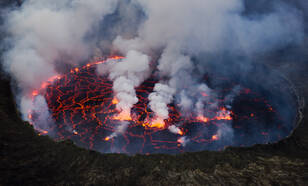 foto van het lavameer van de Nyiragongo vulkaan in Congo