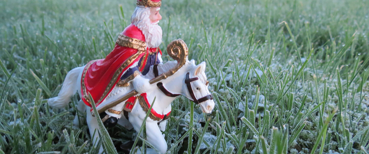 Beeldje van Sinterklaas op zijn paard