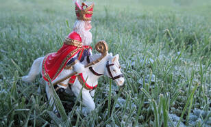 Beeldje van Sinterklaas op zijn paard