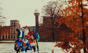 Sint en Piet voor het KNMI gebouw