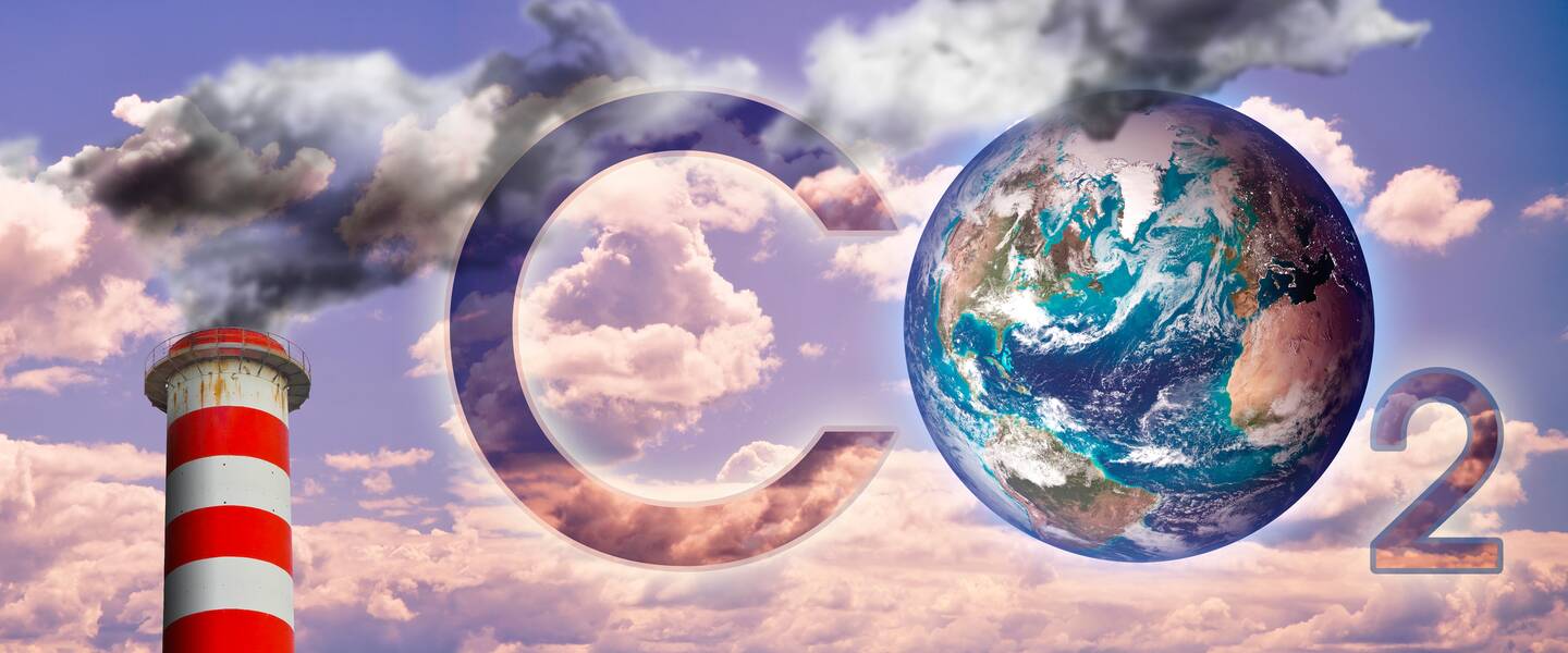 Letters co2 in bewolkte lucht en een rokende schoorsteen