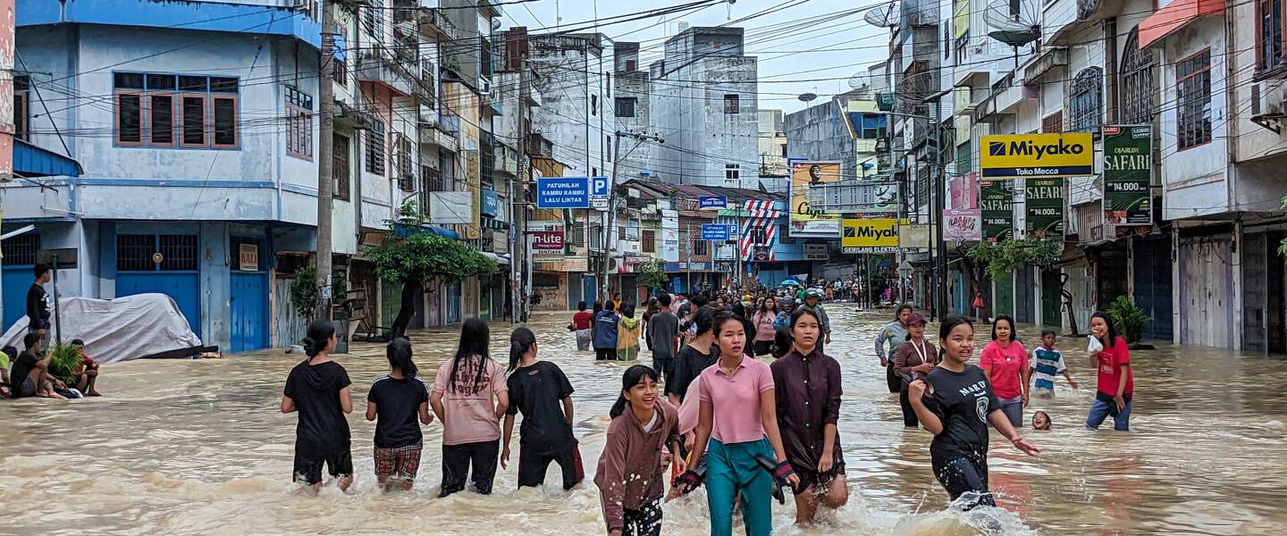Overstroomde straat in Noord-Sumatra