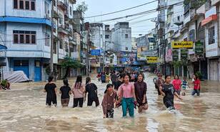 Overstroomde straat in Noord-Sumatra