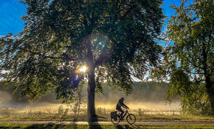 fietser in de zon in oktober 2025