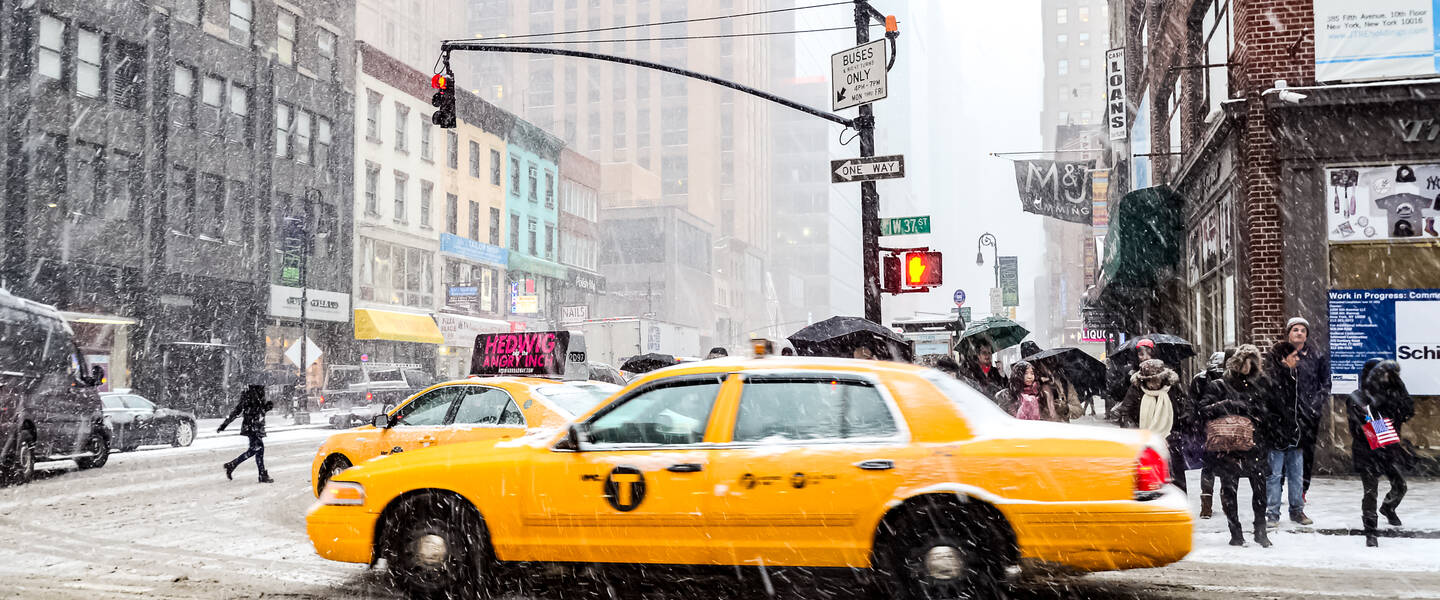 Taxi in besneeuwd New York