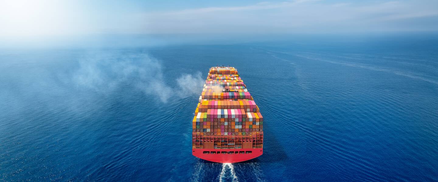 Container schip op zee