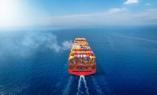 Container schip op zee