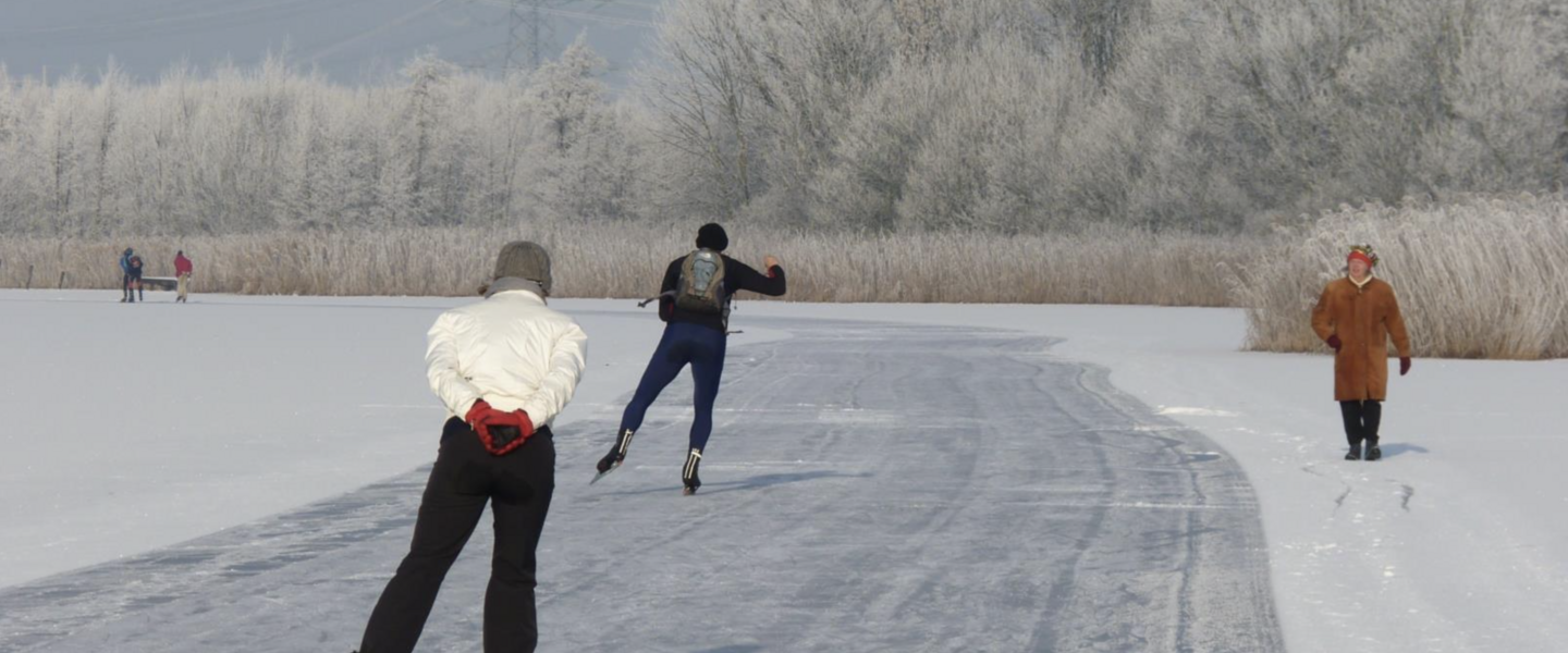 Schaatsers op natuurijs