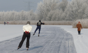 Schaatsers op natuurijs
