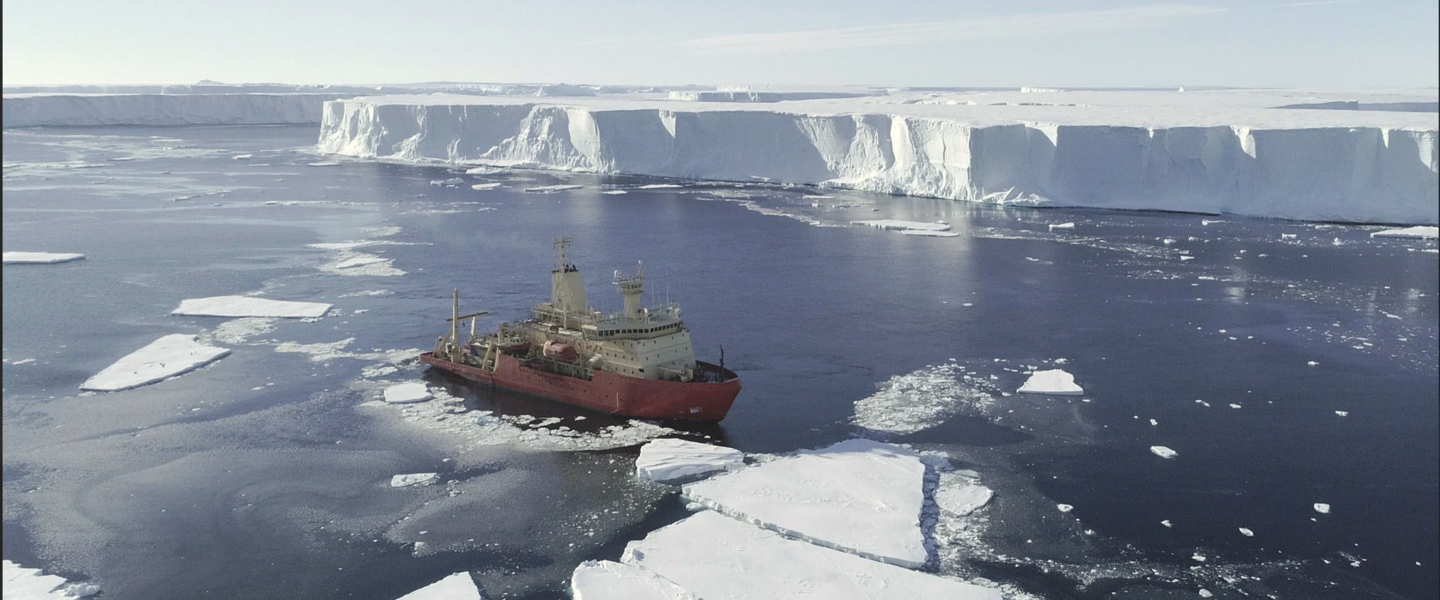 Onderzoeksschip voor de kust van de Thwaites gletsjer