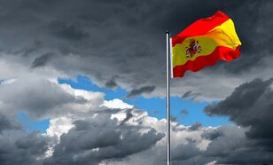 Spaanse flag in een bewolkte lucht