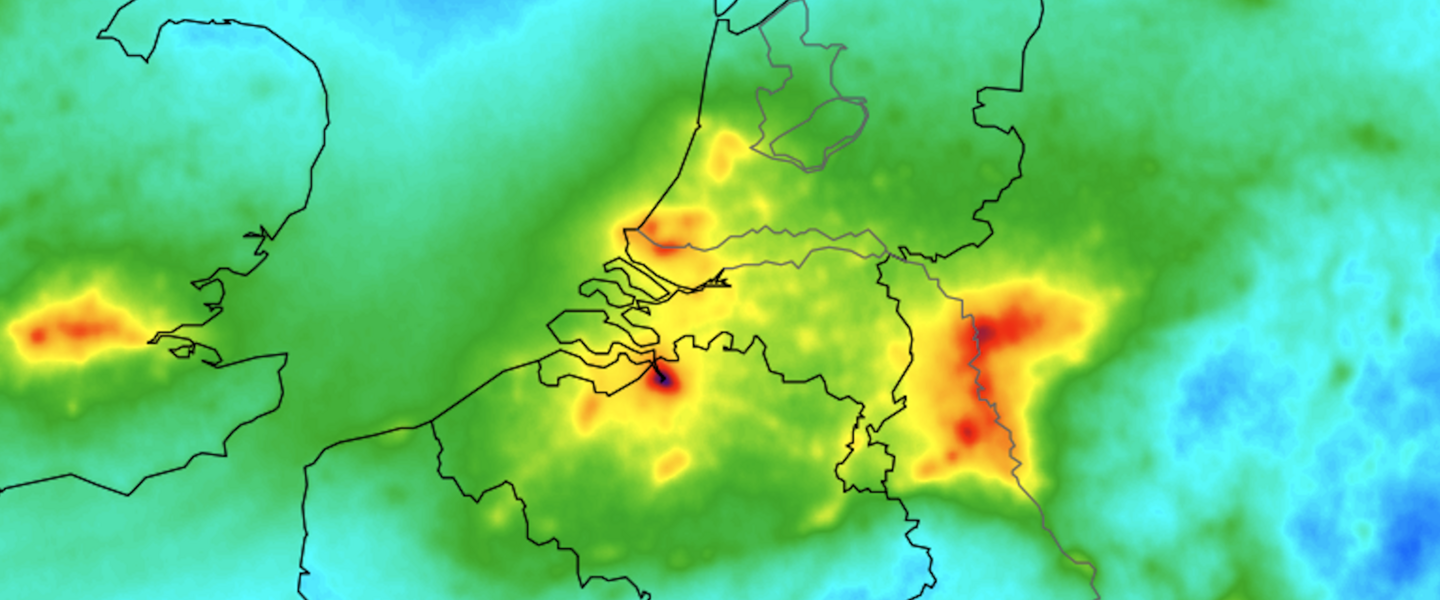 Kaart van Nederland met de hoeveelheid stikstofdioxide in de lucht gemiddeld over zes jaar