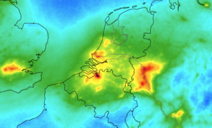 Kaart van Nederland met de hoeveelheid stikstofdioxide in de lucht gemiddeld over zes jaar