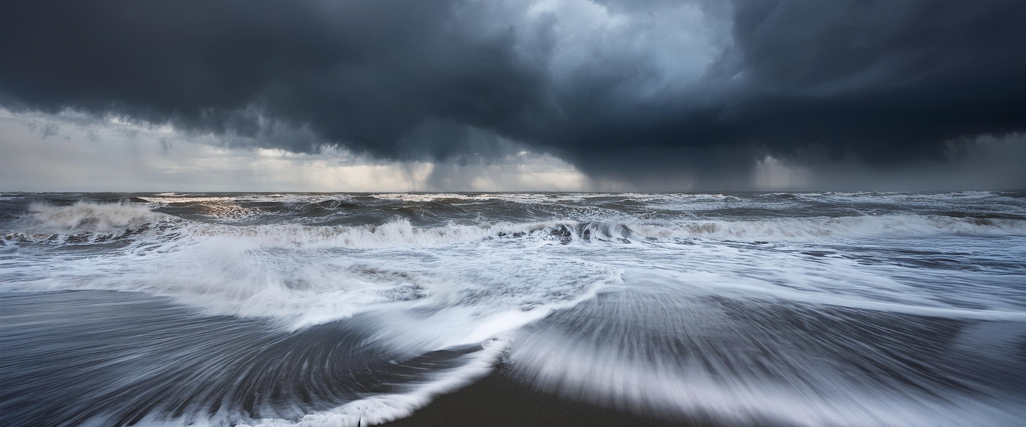 Een foto van de branding tijdens een fikse storm.