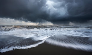 Een foto van de branding tijdens een fikse storm.