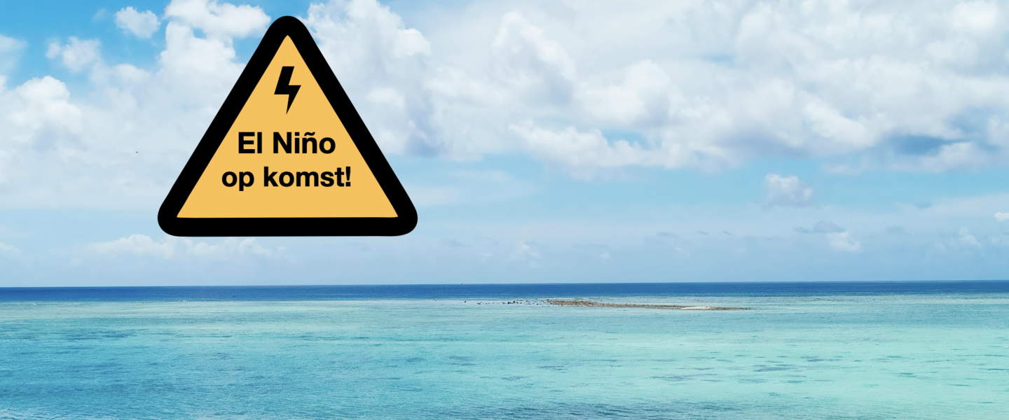 Gevaar bord met El Nino boven een blauwe oceaan
