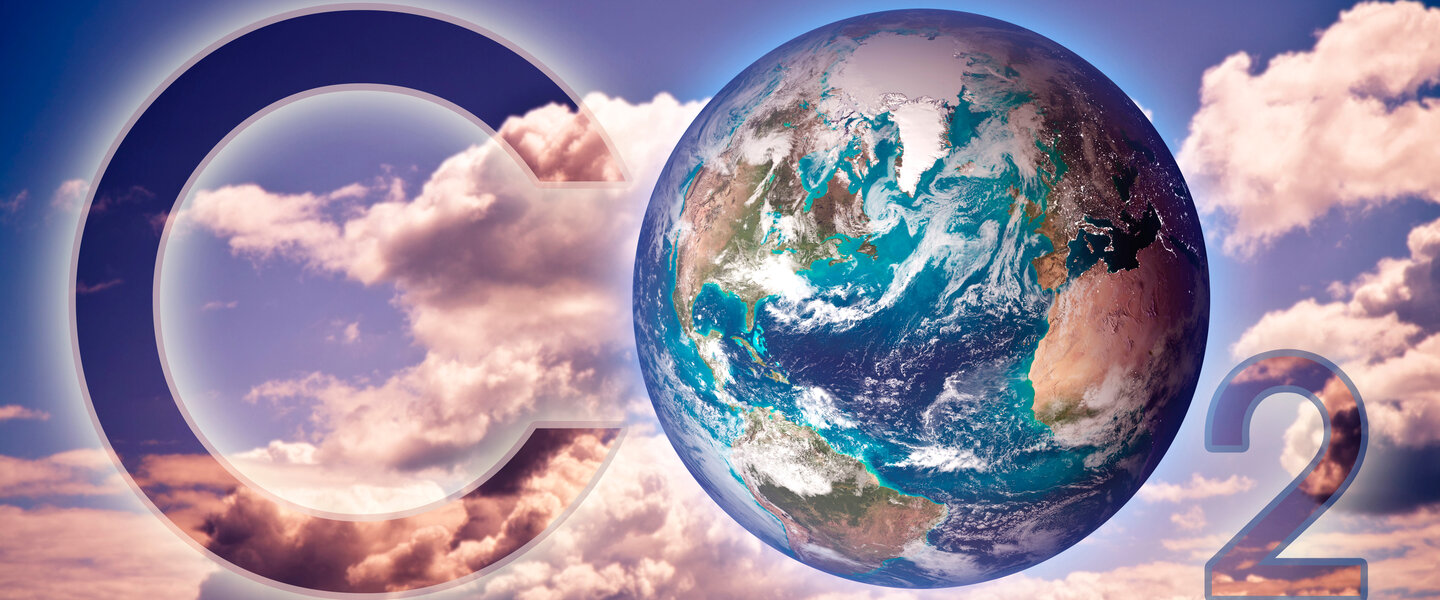 CO2 geschreven in een bewolkte lucht