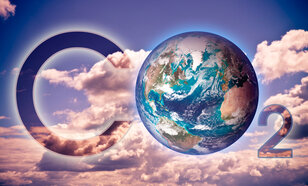 CO2 geschreven in een bewolkte lucht