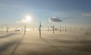 Windturbines boven mist