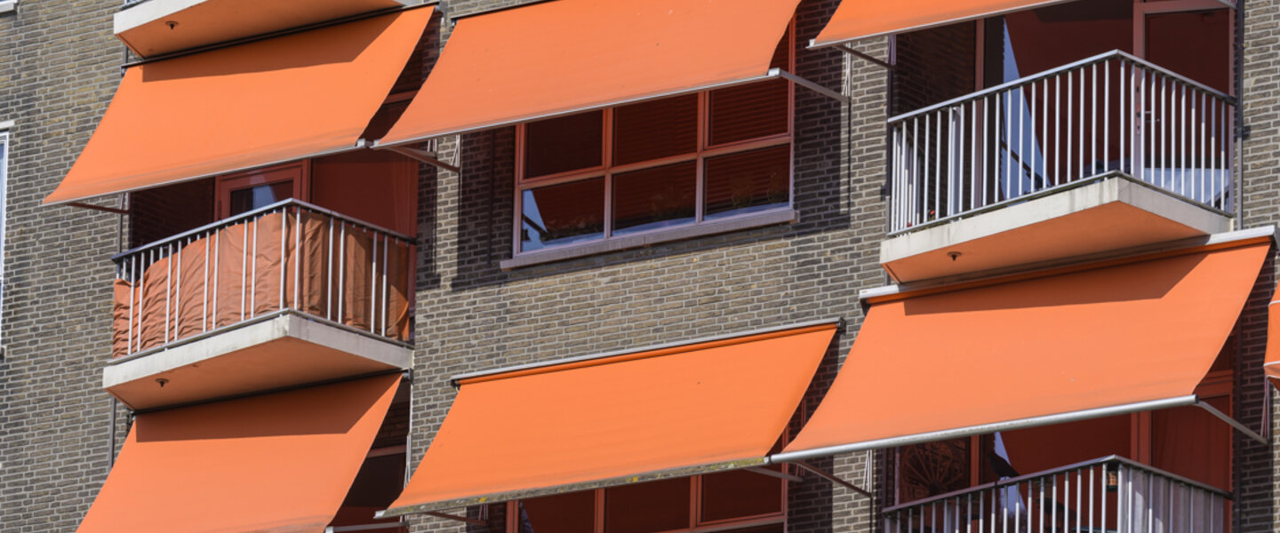 Zonneschermen moeten flats beschermen tegen de hitte 