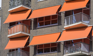 Zonneschermen moeten flats beschermen tegen de hitte 