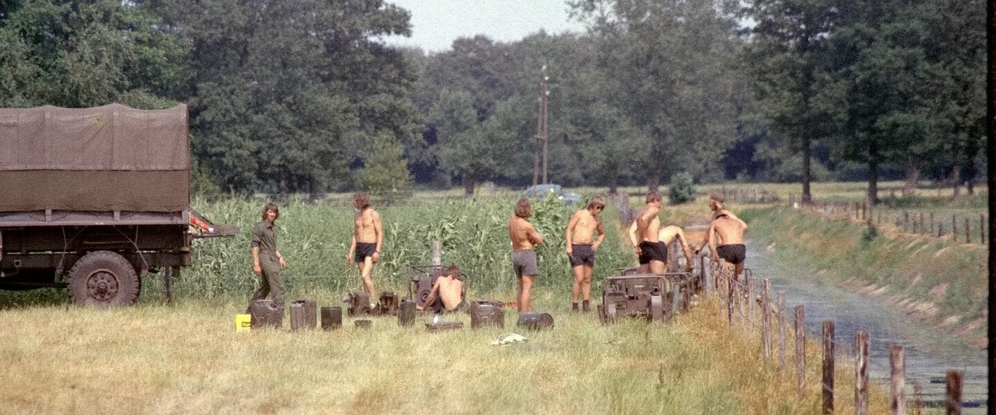 Militairen helpen met irrigatie