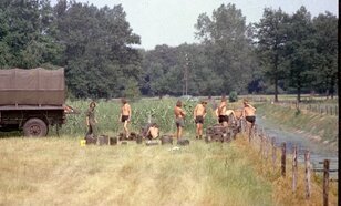 Militairen helpen met irrigatie