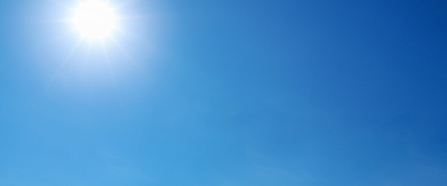 Zon in blauwe lucht