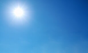 Zon in blauwe lucht
