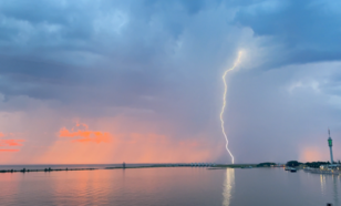 Foto van bliksem in lelystad