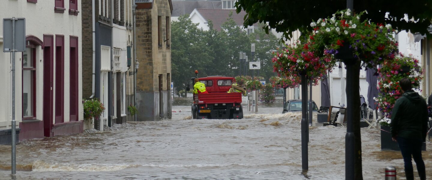 Overstroomde straten in Valkenburg 15 juli 2021