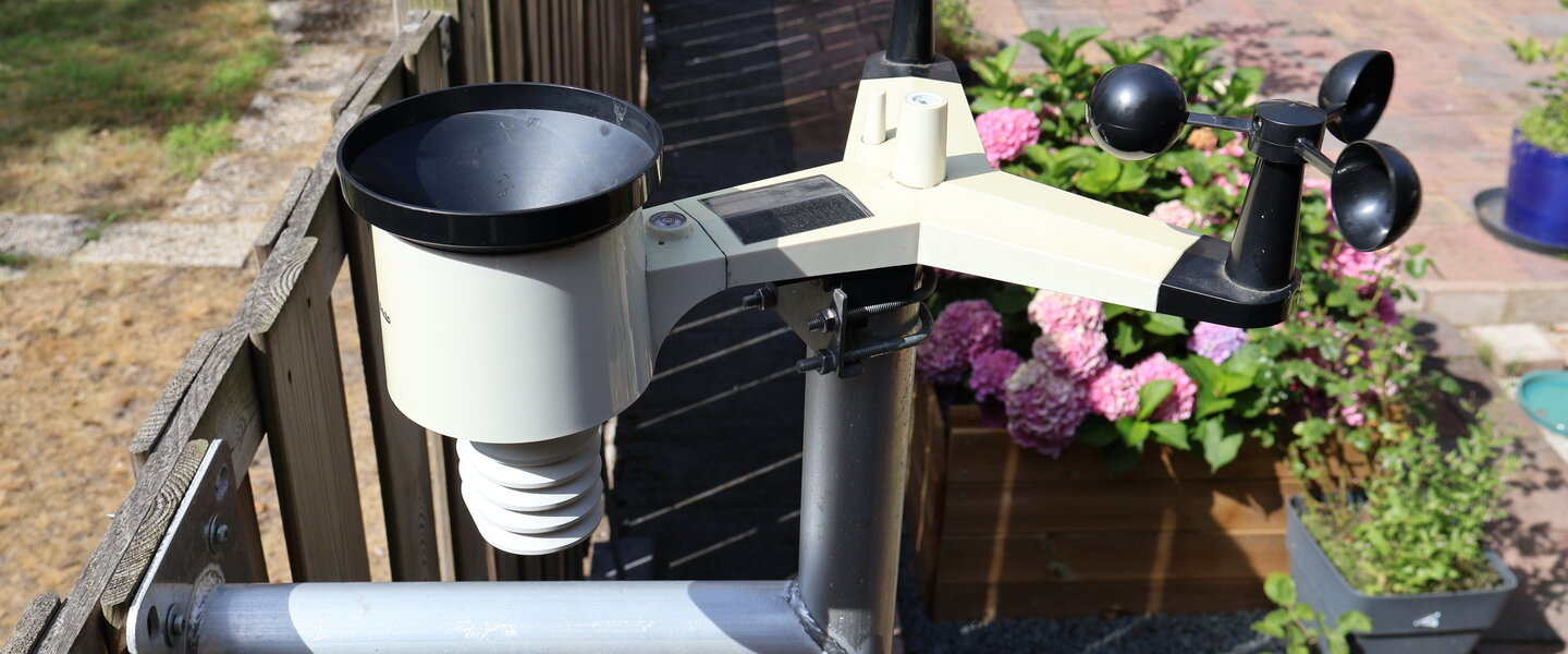 Foto van een weerstation in een tuin