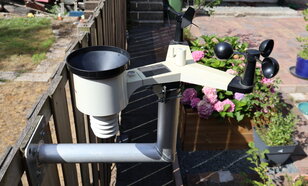 Foto van een weerstation in een tuin