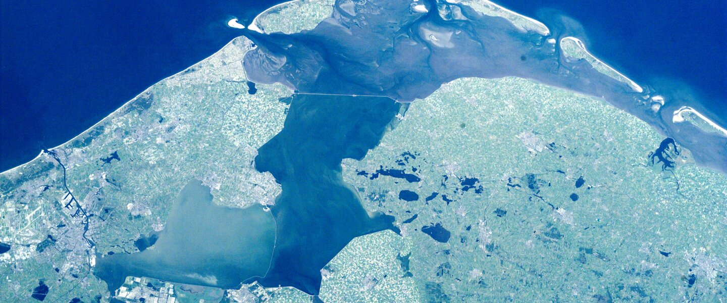 Opname vanuit de ruimte van Nederland en een stuk van de Noordzee