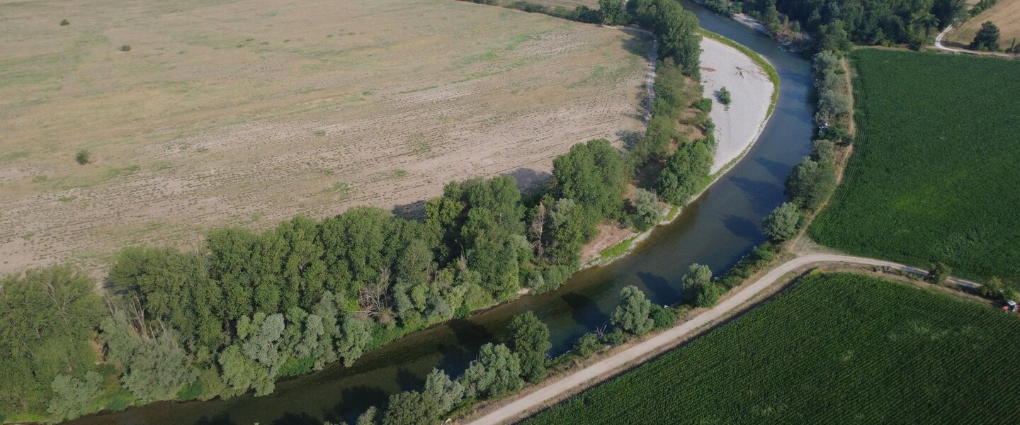 Luchtfoto van droge rivierbedding en akkers